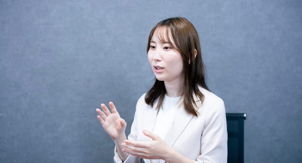 インタビュー中の写真。労務 M.Sさんが話している様子。