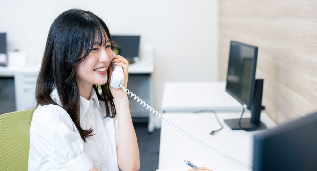 写真:オフィスで電話対応をするM.Fさん